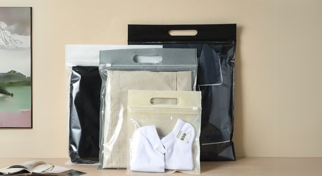 Black non woven zipper bags in gujarat